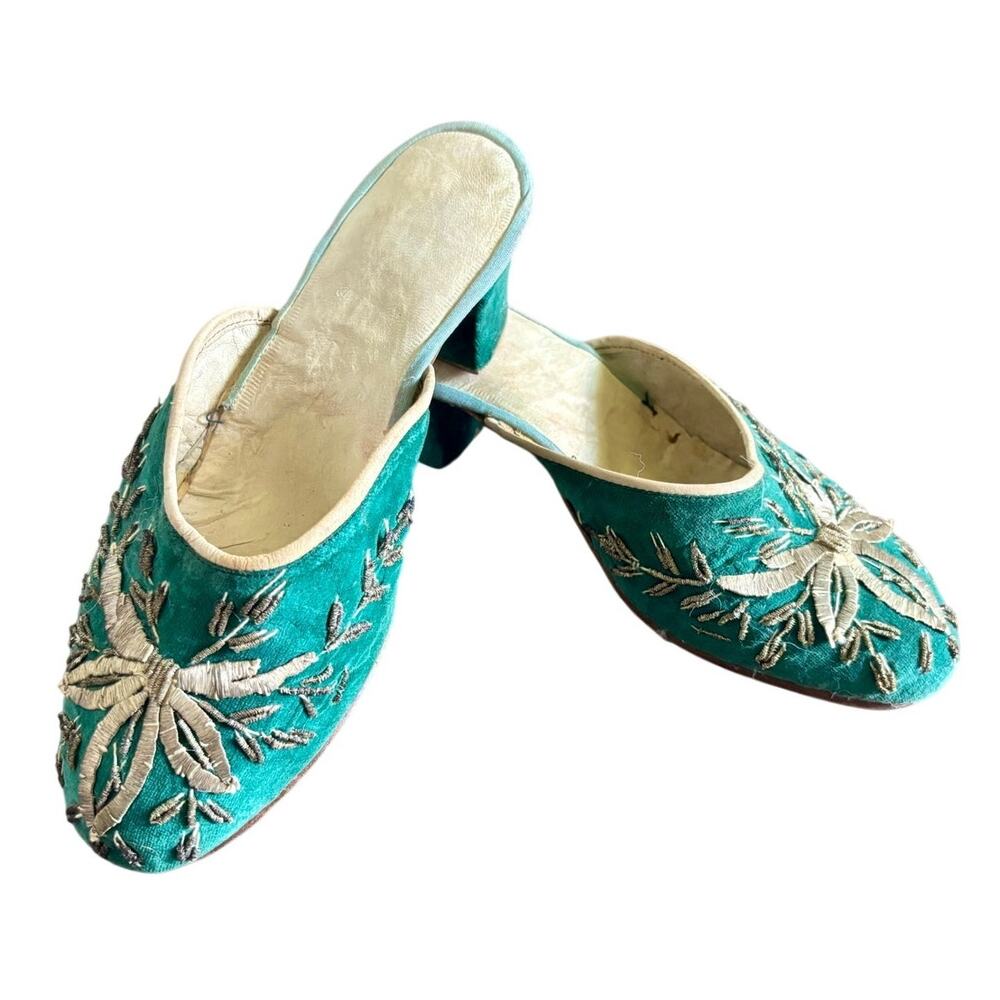 Antique Ottoman Turkish Emerald Velvet Mules Gold Zardozi Embroidery 1900s